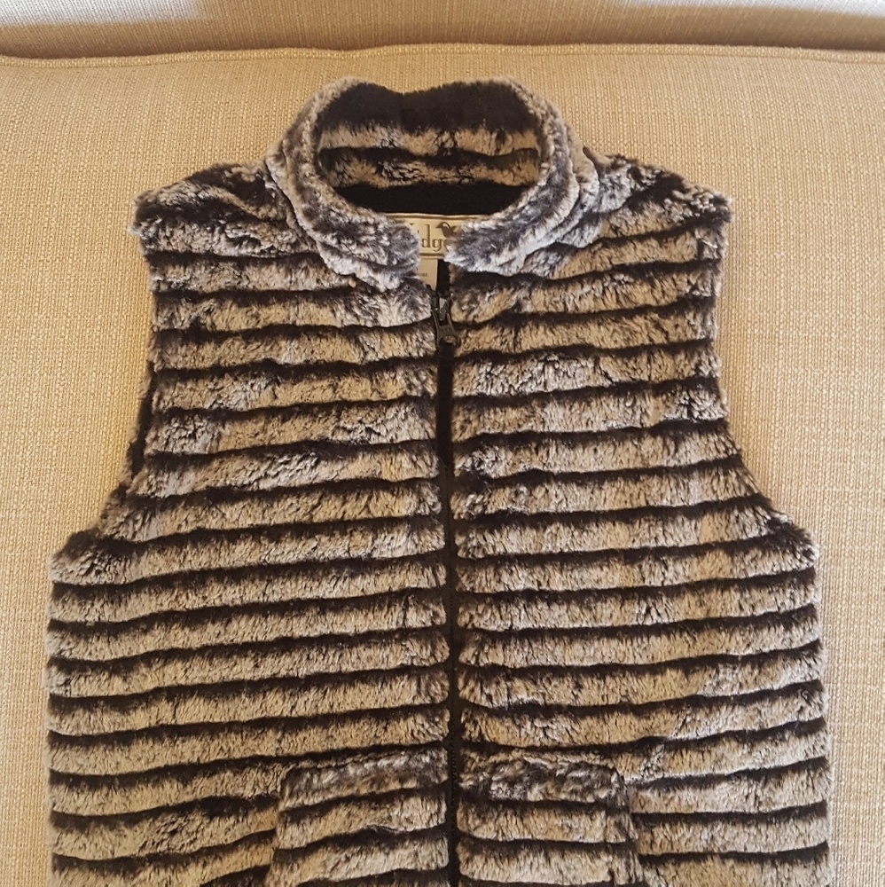 Widgeon Girls' Faux Fur Vest; Size 6X